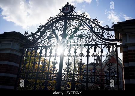 Una vista esterna del Dulwich College nel sud di Londra, il 19 ottobre 2024, a Londra, Inghilterra. Nell'ambito della politica elettorale del partito laburista, le tasse scolastiche private nel Regno Unito saranno soggette al 20% di IVA a partire dal 1° gennaio 2025. Foto Stock