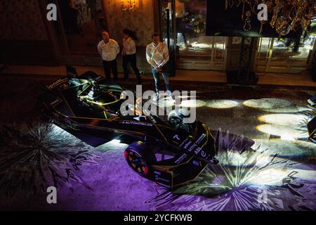 Parigi, Francia. 16 ottobre 2024. Atmosfera durante il lancio della DS e-Tense FE25 per il Campionato del mondo di Formula e ABB FIA 2024-25 all'Hotel Plaza Athénée il 16 ottobre, a Parigi, Francia - foto Julien Delfosse/DPPI Credit: DPPI Media/Alamy Live News Foto Stock