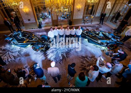MAUDUIT Nicolas, Vice Team Principal del Team DS Penske Formula e, CHARLES Phil, Vice Direttore del Team e Presidente del Team, GUNTHER Maximilian (Ger), DS Penske, VERGNE Jean-Eric (fra), DS Penske, FRANZETTI Eugenio, DS Performance Director, THOMAS Léo (fra), Stellantis Formula e program Director, FINOT Jean Marc, Senio VP Stellantis Motorsport, ritratto durante il lancio della DS e-Tense FE25 per il Campionato del mondo ABB FIA Formula e 2024-25 all'Hotel Plaza Athénée il 16 ottobre, a Parigi, Francia - foto Julien Delfosse/DPPI Foto Stock
