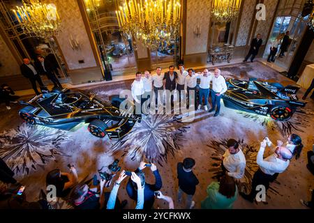 MAUDUIT Nicolas, Vice Team Principal del Team DS Penske Formula e, CHARLES Phil, Vice Direttore del Team e Presidente del Team, GUNTHER Maximilian (Ger), DS Penske, VERGNE Jean-Eric (fra), DS Penske, FRANZETTI Eugenio, DS Performance Director, THOMAS Léo (fra), Stellantis Formula e program Director, FINOT Jean Marc, Senio VP Stellantis Motorsport, ritratto durante il lancio della DS e-Tense FE25 per il Campionato del mondo ABB FIA Formula e 2024-25 all'Hotel Plaza Athénée il 16 ottobre, a Parigi, Francia - foto Julien Delfosse/DPPI Foto Stock