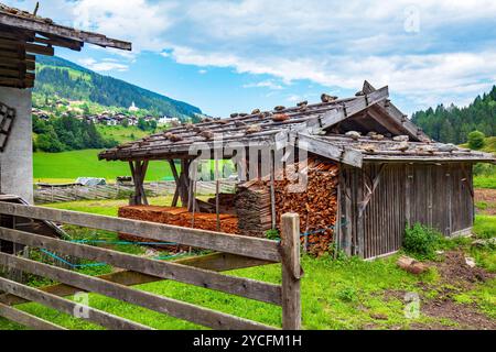 Nuova fornitura di tegole e legna da ardere di colore chiaro a Holzleg, nell'azienda agricola altoatesina, in alto Adige, in Val d'ultimo Foto Stock