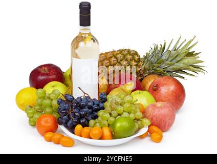 Ancora la vita di frutti tropicali e una bottiglia di vino su bianco Foto Stock