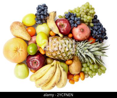 Pila di frutta tropicale isolata su uno sfondo bianco Foto Stock