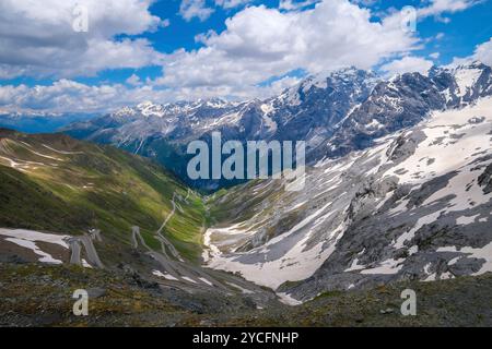 Stilfserjoch, Vinschgau, alto Adige, Italia, paesaggio montano sulla strada del passo Ortler, Stilfser Joch, la salita sulle strette curve, gli stretti tornanti sono una destinazione popolare per ciclisti, motociclisti e automobilisti. Le Alpi Ortler nella Val Venosta con i loro quasi 100 ghiacciai sono un massiccio montuoso lungo circa 50 km e largo 40 km. Foto Stock