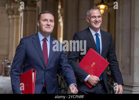 Wes Streeting, Segretario di Stato per la salute e l'assistenza sociale, e Peter Kyle, Segretario per la Scienza, l'innovazione e la tecnologia, arrivano per il Gabinetto. Foto Stock