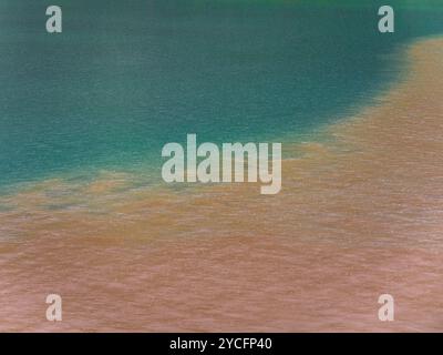Gioco di colori nell'acqua Foto Stock