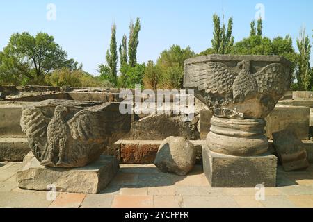 Antiche colonne parziali della Cattedrale di Zvartnots, imponenti rovine del VII secolo situate nella città di Vagharshapat in Armenia Foto Stock