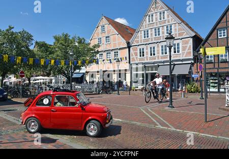 Europa, Germania, regione metropolitana di Amburgo, bassa Sassonia, distretto di Stade, Buxtehude, centro storico, Niederelbe Classics, rally di auto d'epoca, Fiat 500 del 1972, rosso Foto Stock