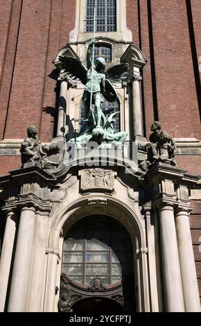 Europa, Germania, città anseatica di Amburgo, Chiesa principale di San Michele, chiesa barocca, portale d'ingresso, statua in bronzo dell'Arcangelo Michele Foto Stock