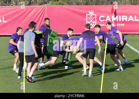 Girona, Spagna, 23 ottobre 2024 - i Back inglesi si allenano al Camiral Wellness Club Club di rugby maschile Elite, Girona crediti: Howard Sayer/Alamy Live News Foto Stock