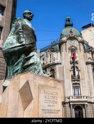 Statua in memoria di Salvador Allende e dell'amministrazione cittadina di Santiago. Santiago del Cile, regione metropolitana di Santiago, Cile. Foto Stock