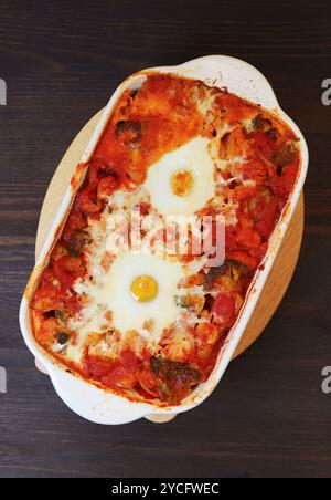 Delizioso Shakshouka fatto in casa, un piatto di uova in camicia in gustosa salsa di pomodoro Foto Stock