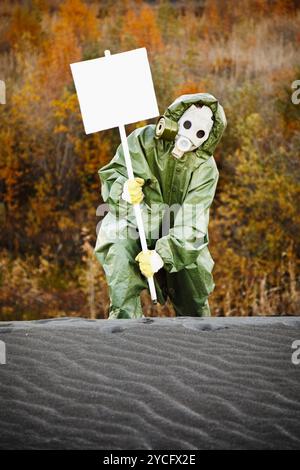 Scienziato in maschera a gas con poster Foto Stock