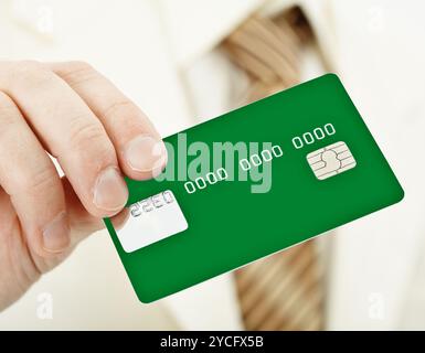 Scheda di plastica elettronica verde in mano Foto Stock