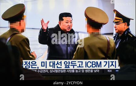 Una trasmissione televisiva Yonhapnews di 24 ore alla stazione ferroviaria di Yongsan a Seoul che mostra una trasmissione di notizie con spettacoli il leader nordcoreano Kim Jong un (C) che visita una base missilistica strategica in un luogo sconosciuto in Corea del Nord. Il leader nordcoreano Kim Jong un ha chiesto ancora una volta di rafforzare la deterrenza bellica del paese, compresa la disponibilità delle sue capacità nucleari, in risposta a quelle che ha descritto come crescenti minacce nucleari da parte degli Stati Uniti, i media statali hanno dichiarato il 23 ottobre. La Korean Central News Agency (KCNA) ha dichiarato in un giornalista inglese che il leader nordcoreano Kim ha fatto le osservazioni duramente Foto Stock
