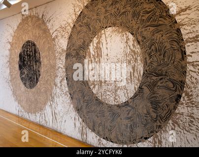 Richard Longs River Avon fango circonda dipinti nel Benesse Art Museum sull'isola di Naoshima in Giappone Foto Stock