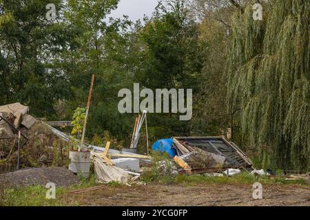 Cumulo di rottami metallici e detriti da costruzione in un'area boschiva in una giornata ricoperta. Concetto di inquinamento ambientale e materiali da costruzione Foto Stock