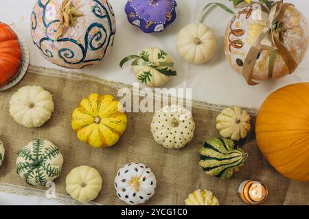 Bambini e adulti dipingono le zucche per Halloween, divertendosi e divertendosi insieme. Foto di alta qualità Foto Stock