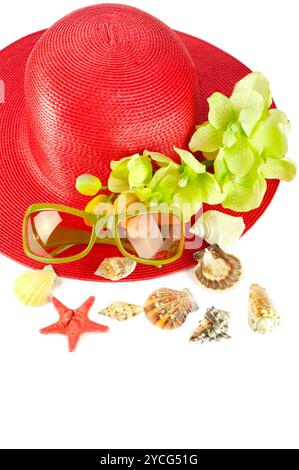 Cappello di paglia rossa estiva da donna con fiori di orchidea, Foto Stock