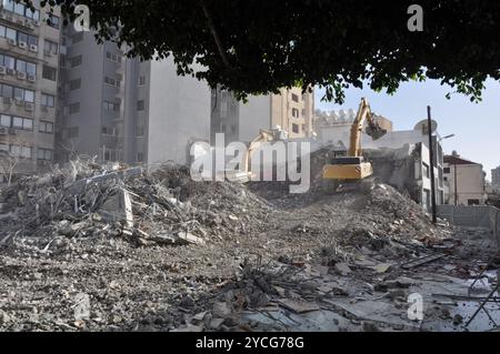 Escavatori nel cantiere di demolizione degli edifici con detriti e detriti Foto Stock