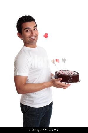 Cheeky uomo con un amore cuore torta Foto Stock