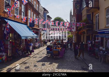 Windsor, Regno Unito. 1 settembre 2024. Negozi e pub affollati vicino al Castello di Windsor. Credito: Vuk Valcic/Alamy Foto Stock