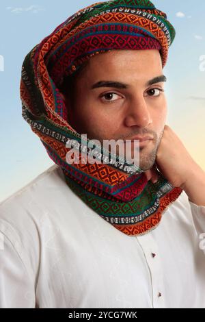 Un uomo arabo medio-orientale adulto vestito con abiti tradizionali. Ha un turbante keffiyeh sulla testa. Foto Stock