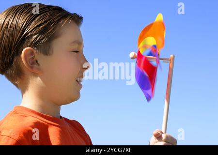 Divertimento per bambini guardando un primo piano di un giocattolo con ruota dentata rotante Foto Stock