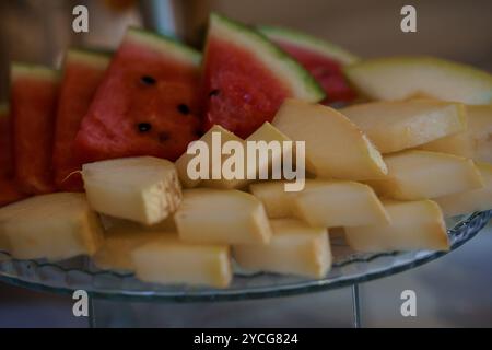 Anguria e melone appena tagliati su un piatto di vetro. Foto Stock