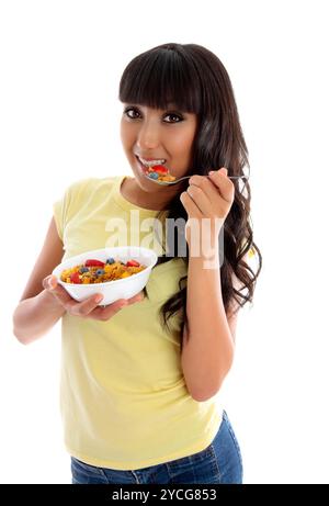 Donna sorridente mangiare cereali prima colazione Foto Stock