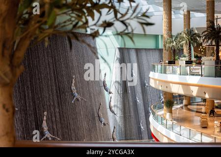 Immersioni nelle sculture da uomo dell'iconica cascata al Dubai Mall nella città di Dubai. Foto Stock