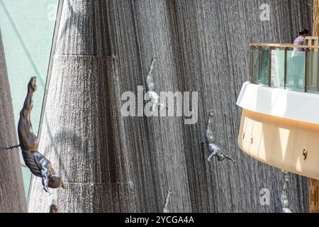 Immersioni nelle sculture da uomo dell'iconica cascata al Dubai Mall nella città di Dubai. Foto Stock