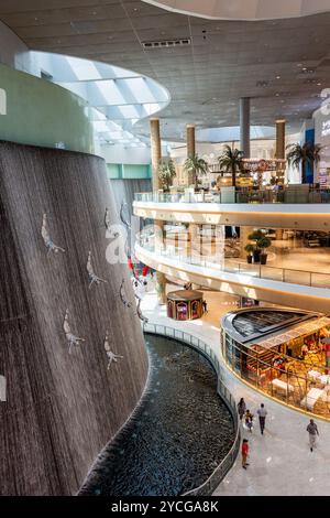 Immersioni nelle sculture da uomo dell'iconica cascata al Dubai Mall nella città di Dubai. Foto Stock