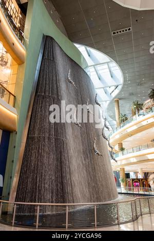 Immersioni nelle sculture da uomo dell'iconica cascata al Dubai Mall nella città di Dubai. Foto Stock