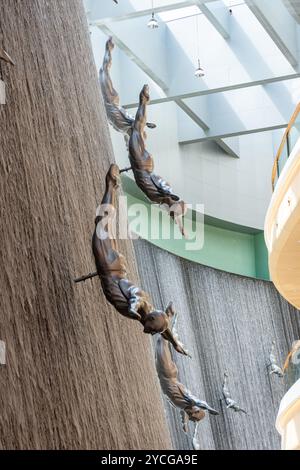 Immersioni nelle sculture da uomo dell'iconica cascata al Dubai Mall nella città di Dubai. Foto Stock