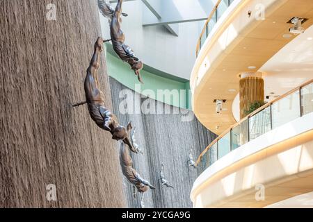 Immersioni nelle sculture da uomo dell'iconica cascata al Dubai Mall nella città di Dubai. Foto Stock