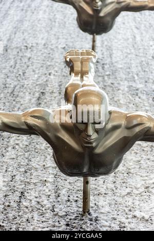 Immersioni nelle sculture da uomo dell'iconica cascata al Dubai Mall nella città di Dubai. Foto Stock
