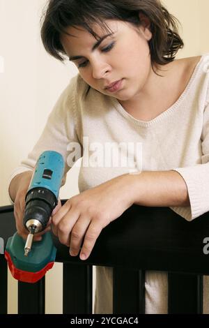 La giovane madre si prepara al bambino Foto Stock