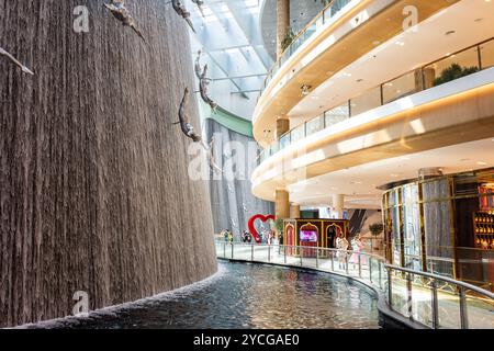 Immersioni nelle sculture da uomo dell'iconica cascata al Dubai Mall nella città di Dubai. Foto Stock