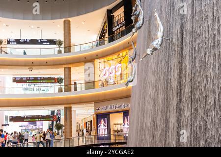 Immersioni nelle sculture da uomo dell'iconica cascata al Dubai Mall nella città di Dubai. Foto Stock