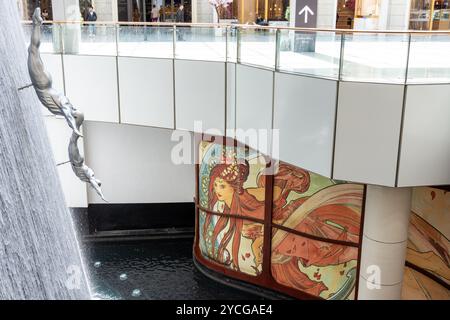 Immersioni nelle sculture da uomo dell'iconica cascata al Dubai Mall nella città di Dubai. Foto Stock