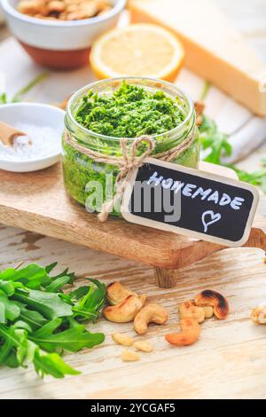 Pesto di rucola fatto in casa con limone, noci e parmigiano Foto Stock