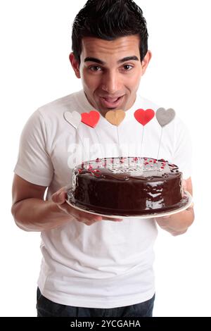 Cheeky uomo con una torta di compleanno Foto Stock