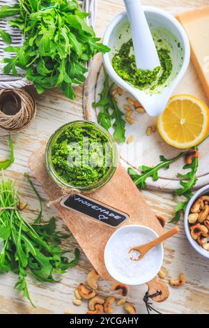 Pesto di rucola fatto in casa con limone, noci e parmigiano Foto Stock