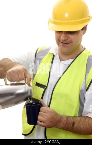 Il lavoratore versa l'acqua da una fiasca in una tazza Foto Stock