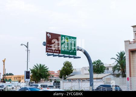 Indicazioni stradali direzionali in arabo e inglese a Jumeirah nella città di Dubai. Foto Stock