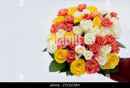 grande e colorato bouquet di fiori di rose multicolore su sfondo bianco. San Valentino. Festa della mamma. regalo di fiori per il compleanno, piacevole su Foto Stock