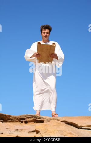 Uomo in vestaglia che legge Foto Stock