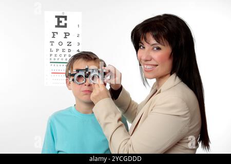 All'ottico optometrista e bambino malato Foto Stock