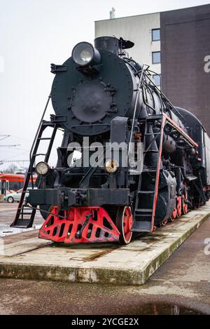 Vecchia locomotiva a vapore sovietica classe L. Foto Stock